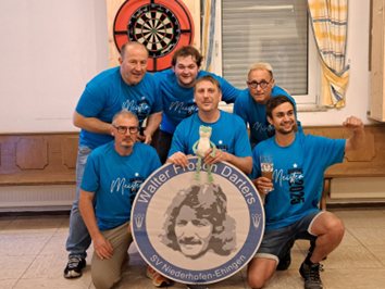 Dartspieler in blauen Vereinsshirts mit der Walter-Frosch-Scheibe