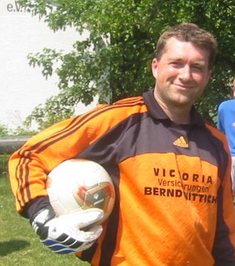 Thomas Eberhardt im orangefarbenen Torwarttrikot mit Ball
