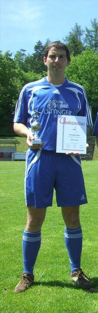 Wolfgang Meyr im blauen Trikot mit Urkunde