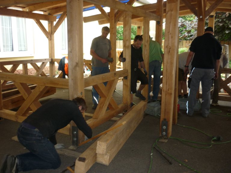 Helfer beim Aufbau einer Holzkonstruktion