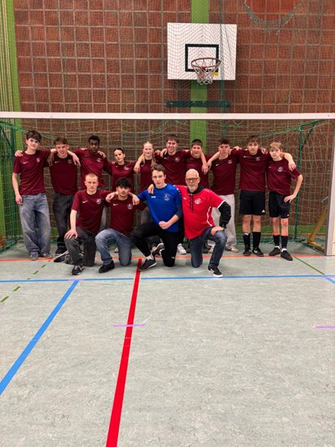 B-Jugend der JFG Riesrand Nord in dunkelroten Trikots in der Halle