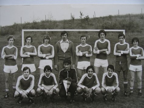 Schwarz-Weiß-Mannschaftsfoto der A-Jugend von 1977 vor dem Tor