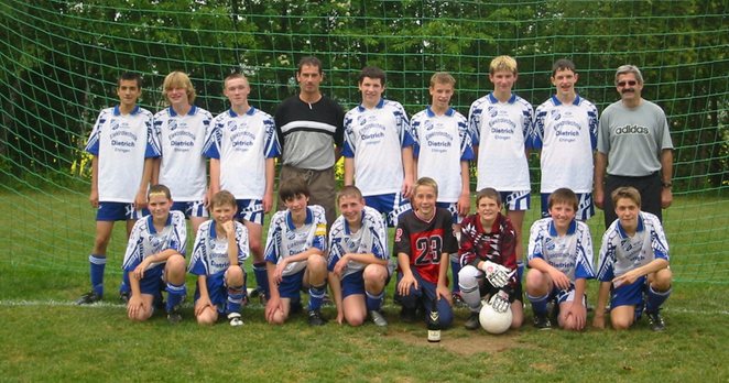 Mannschaftsfoto der C-Jugend in weiß-blauen Trikots vor dem Tornetz