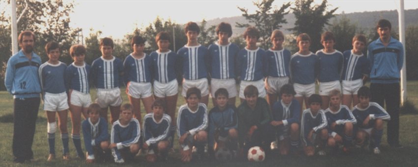 Mannschaftsfoto der C-Jugend in blau-weiß gestreiften Trikots mit Betreuern
