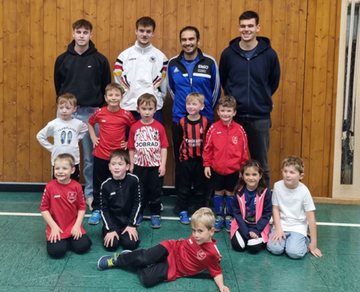 G-Jugend-Kinder mit ihren vier Trainern in der Turnhalle